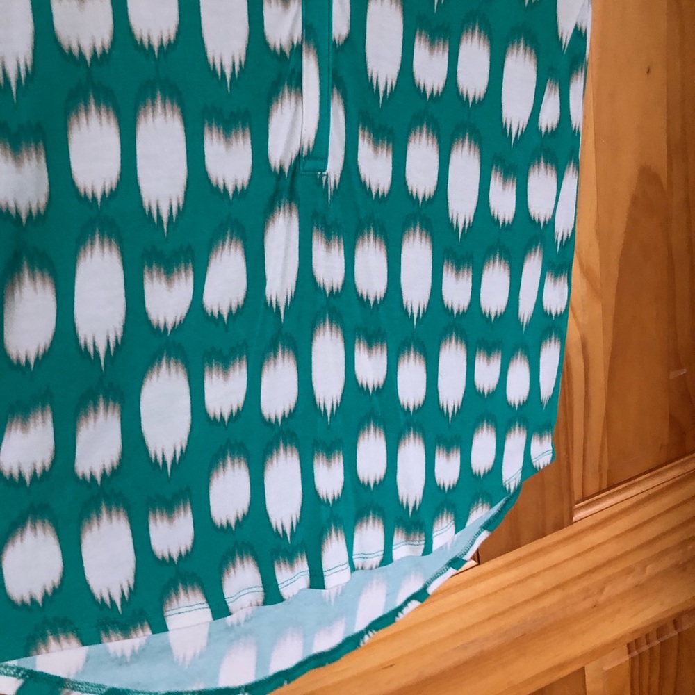By Dana Buchman, Women’s top, v- neck - Picture 3 of 5